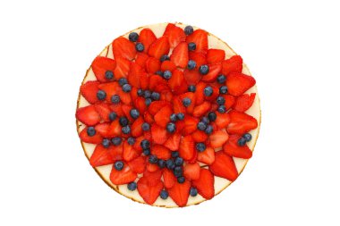 Çilekli ve yaban mersinli cheesecake, beyaza izole edilmiş, üst manzara.