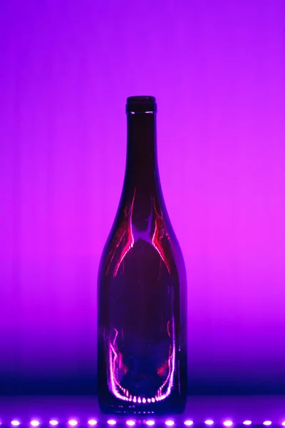 Bouteille Vin Vide Abstraite Avec Éclairage Led Violet — Photo