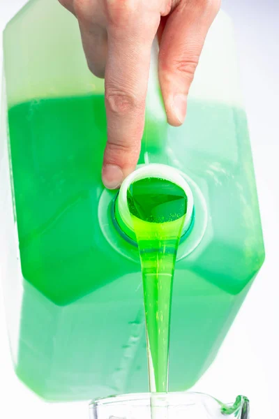 ペットボトルの液体石鹸を手で注ぎ — ストック写真