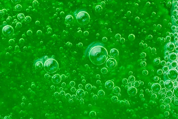 抽象液体石鹸泡緑の背景 — ストック写真