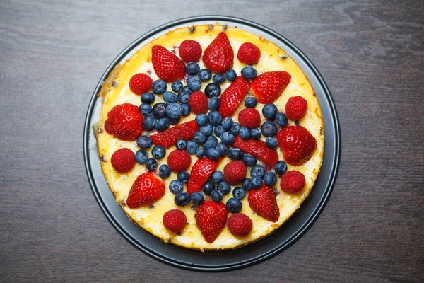 Çilekli Yaban Mersinli Cheesecake Kahverengi Ahşap Masa Arkaplanı — Stok fotoğraf