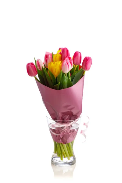 Bukiet Kwiatów Tulipan Szklanym Wazonie Izolowany Białym — Zdjęcie stockowe
