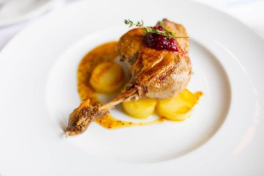 Patates ve portakal soslu kızarmış ördek bacağı.