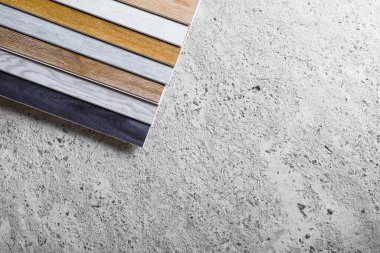 Beton zemindeki döşeme varyasyonlarını kapla