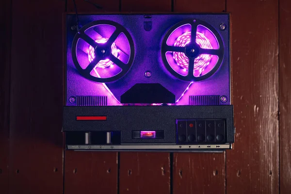リールからリールへオーディオテープレコーダー紫色のリードライトストリップで タイトルのあるVuメーター — ストック写真