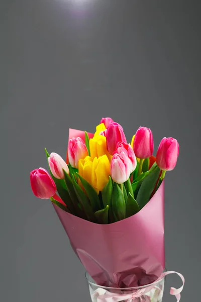 Букет Цветов Тюльпана Вид Крупным Планом Серый Фон — стоковое фото