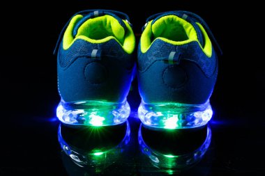 Kurşun ışıklı çocuk ayakkabıları.