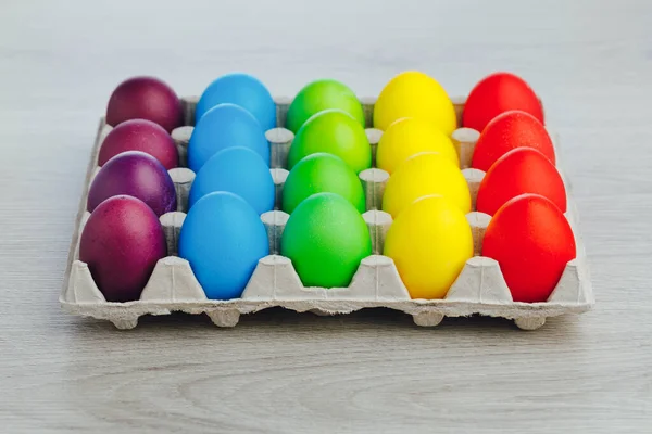 Scatola Uova Multicolore Festive Pasqua Sfondo Legno Grigio Chiaro Vista — Foto Stock