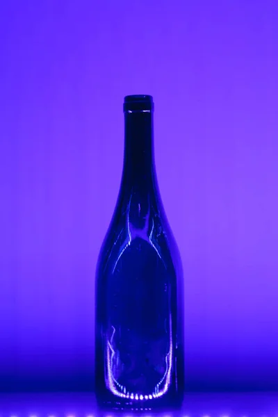 Abstracte Lege Wijnfles Met Violette Led Verlichting — Stockfoto