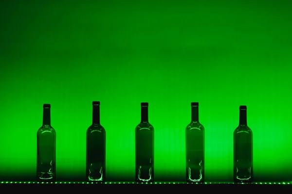 Bouteilles Vin Vides Abstraites Avec Éclairage Led Vert — Photo
