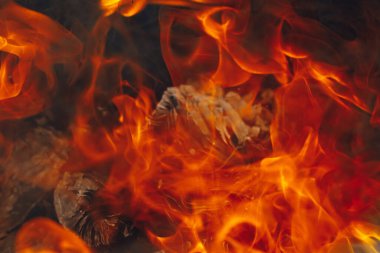 Alev alev yanan arka plan dilleri ile