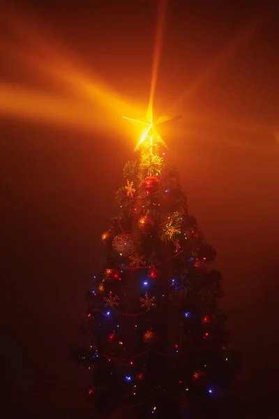 Árvore Natal Com Luzes Festivas Fundo Laranja Com Névoa — Fotografia de Stock