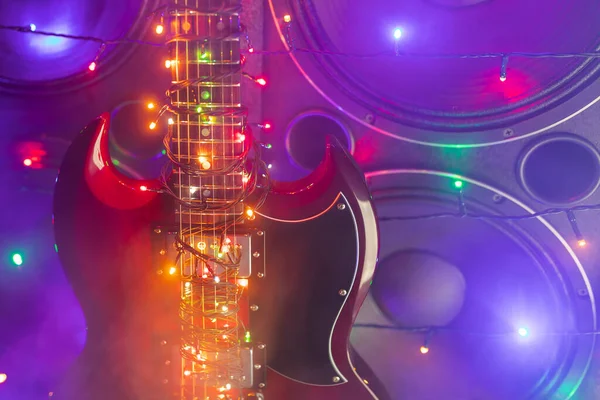 Абстрактная Гитара Праздничными Рождественскими Огнями Музыкальными Динамиками Дыму — стоковое фото
