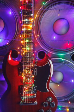 Noel ışıkları ve müzik hoparlörleriyle soyut gitar