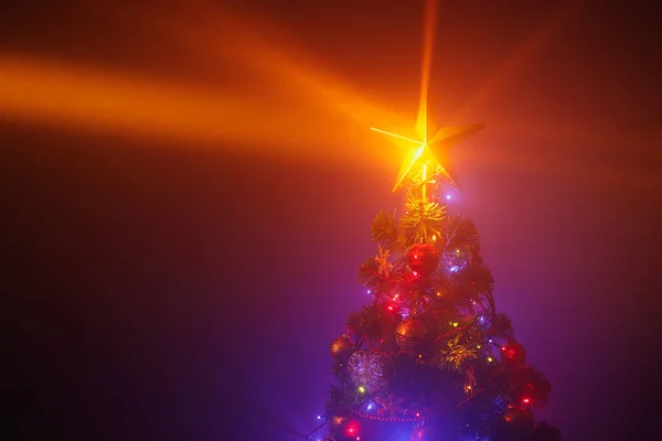 Weihnachtsbaum Mit Festlichen Lichtern Lila Hintergrund Mit Nebel — Stockfoto