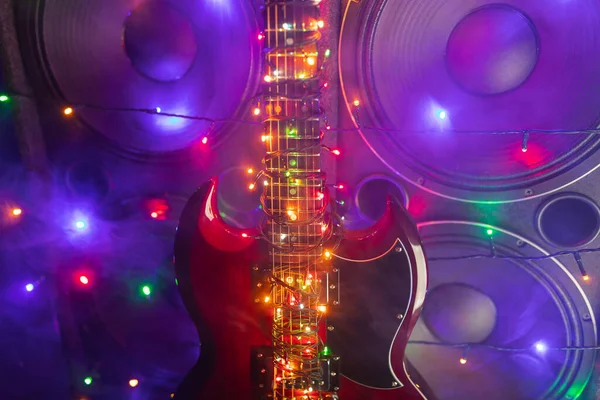 圣诞彩灯和烟雾弥漫的音乐扬声器的抽象吉他 — 图库照片