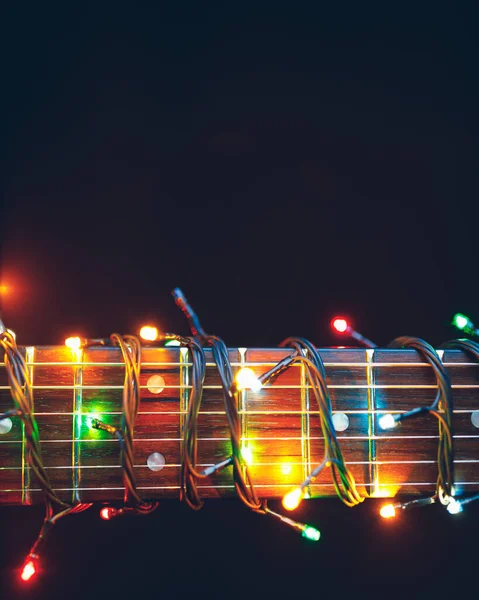 Guitarra Diapasón Con Luces Multicolor Fondo Festivo — Foto de Stock