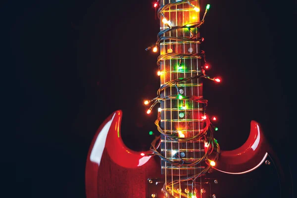 带节庆圣诞彩灯的抽象吉他 — 图库照片
