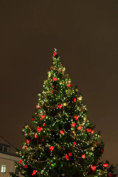 Árbol Navidad Con Decoraciones Luces Mercado Europeo Navidad Por Noche — Foto de Stock