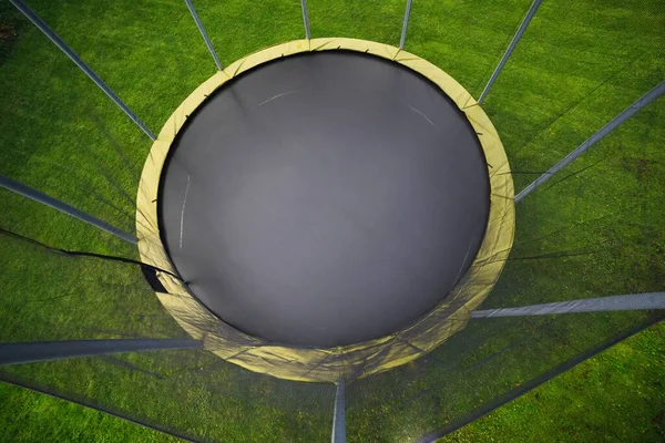 Trampolina Dużą Okrągłą Matą Zielonym Trawniku — Zdjęcie stockowe