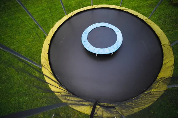 Kleine Trampoline Grote Met Ronde Mat Maatvergelijking Groene Gazon Achtergrond — Stockfoto