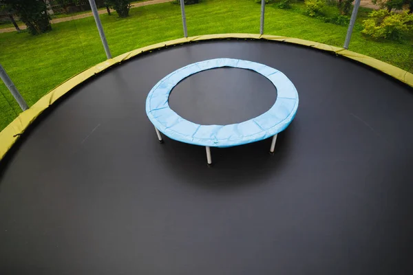 Kleines Trampolin Auf Großem Mit Runder Matte Größenvergleich Grüner Rasenhintergrund — Stockfoto