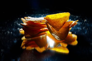 Meksika nachos tortilla cipsi yığını, siyah arkaplan