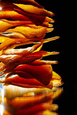 Meksika nachos tortilla cipsi yığını, siyah arkaplan