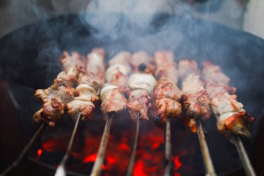 Izgarada ızgara et ve dumanlı mangal.