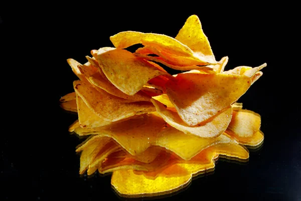 Mexicana Nachos Tortilla Chips Heap Fundo Preto — Fotografia de Stock