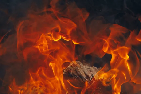炎の舌で燃える炎の背景 — ストック写真