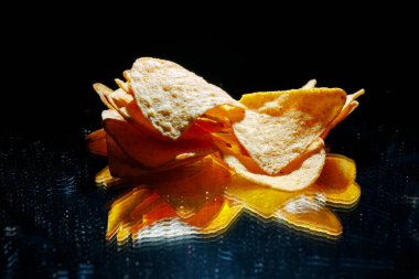Meksika nachos tortilla cipsi yığını, siyah arkaplan