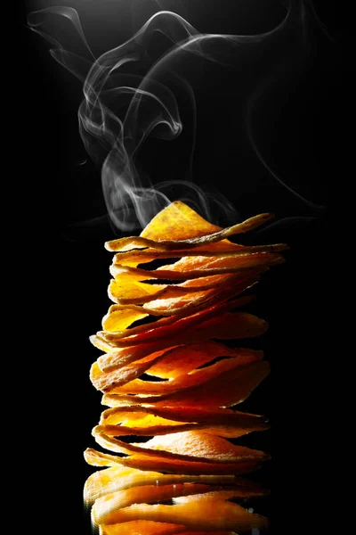 Het Mexikanska Nachos Tortilla Chips Stack Med Rök Svart Bakgrund — Stockfoto