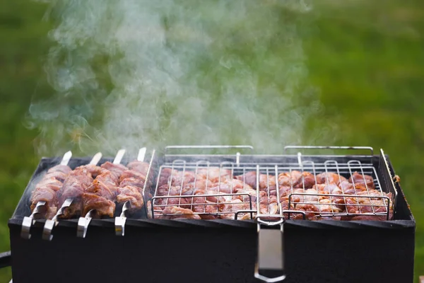 Grill Grillfleisch Auf Einem Kohlenbecken Mit Rauch Grünem Gras Hintergrund — Stockfoto