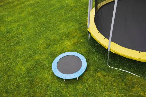 Kleines Trampolin Der Nähe Eines Großen Mit Runden Matten Größenvergleich — Stockfoto