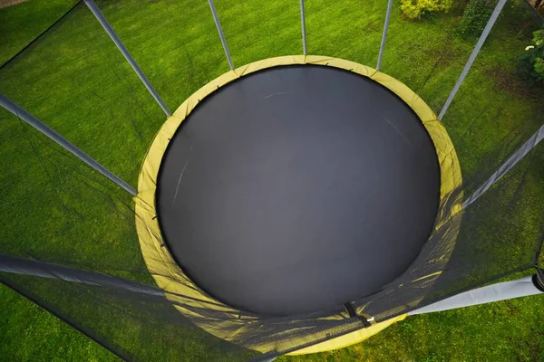 Trampolin Mit Großer Runder Matte Auf Grünem Rasen — Stockfoto