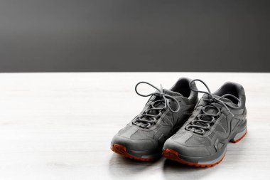 kırmızı tabanlı yürüyüş ayakkabıları, gri kopya alanı arka planı