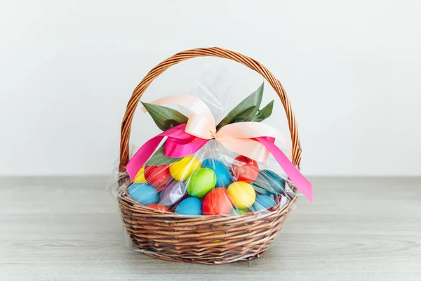 Paaseieren Feestelijke Geschenkmand Lichtgrijze Houten Ondergrond — Stockfoto