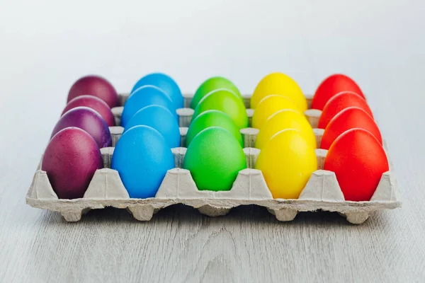 Pascua Festivos Huevos Multicolor Cartón Fondo Madera Gris Claro Vista — Foto de Stock
