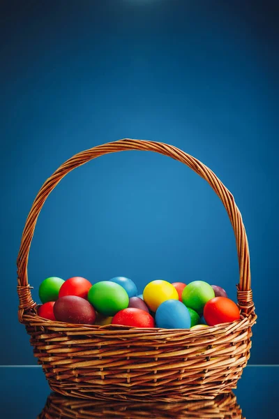 Oeufs Couleur Pâques Dans Panier Cadeau Fête Fond Bleu Avec — Photo