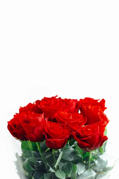Rote Rosen Strauß Auf Weißem Hintergrund Nahaufnahme — Stockfoto