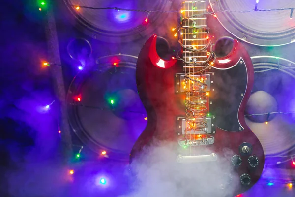 Guitarra Abstracta Con Luces Navideñas Festivas Altavoces Musicales Humo —  Fotos de Stock