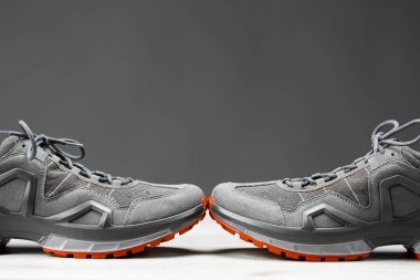 Kırmızı tabanlı yürüyüş ayakkabıları, kopyalama alanı olan gri arkaplan