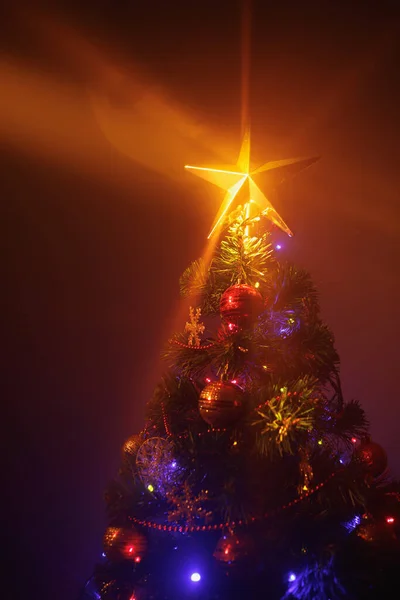 Albero Natale Con Luci Festive Sfondo Arancione Con Fumo — Foto Stock