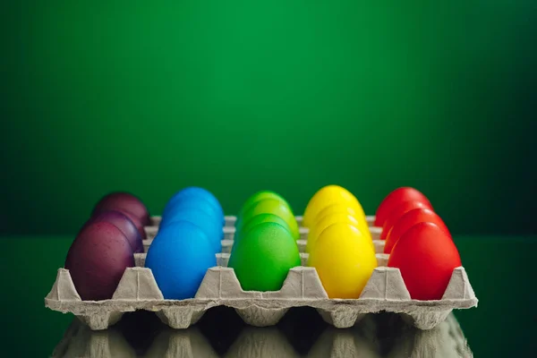 Scatola Uova Multicolore Festive Pasqua Sfondo Verde Con Spazio Copia — Foto Stock