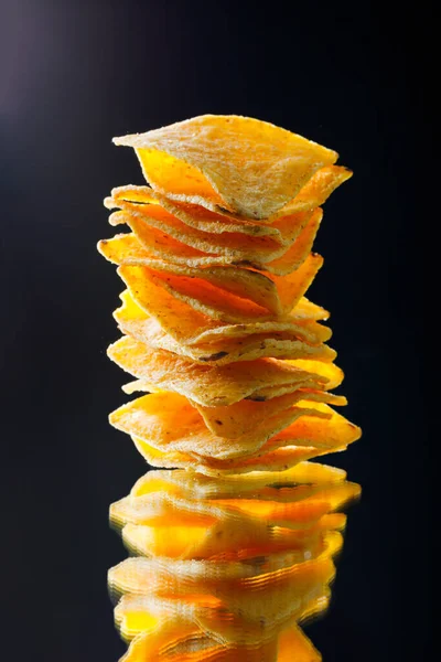 Mexicano Nachos Tortilla Chips Stack Fundo Preto — Fotografia de Stock