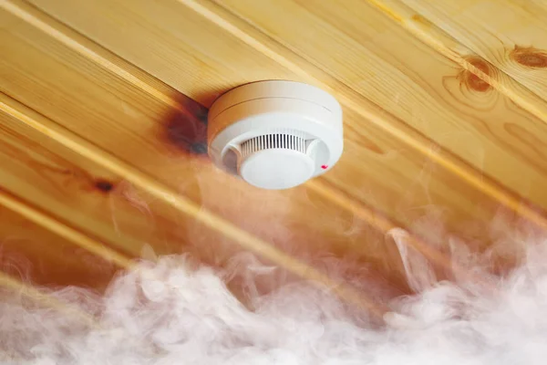 木造住宅の煙探知機火災警報 — ストック写真
