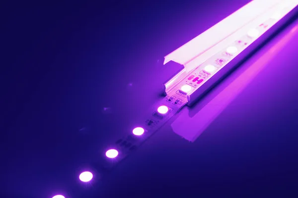 Привели Полосу Фиолетового Света Алюминиевом Канале Диффузор — стоковое фото
