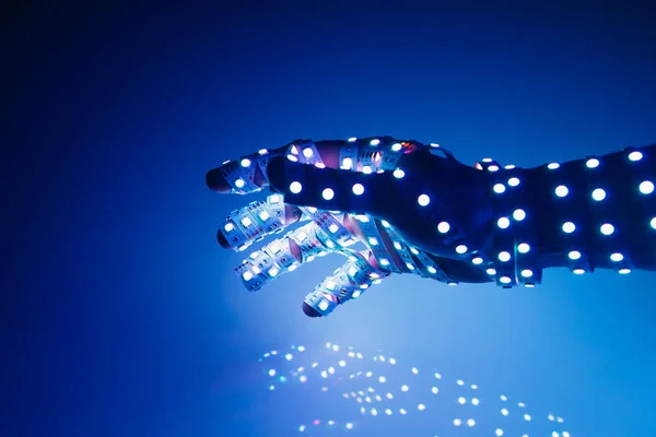 Menselijke Hand Bedekt Met Blauwe Led Verlichting Verlichte Achtergrond — Stockfoto