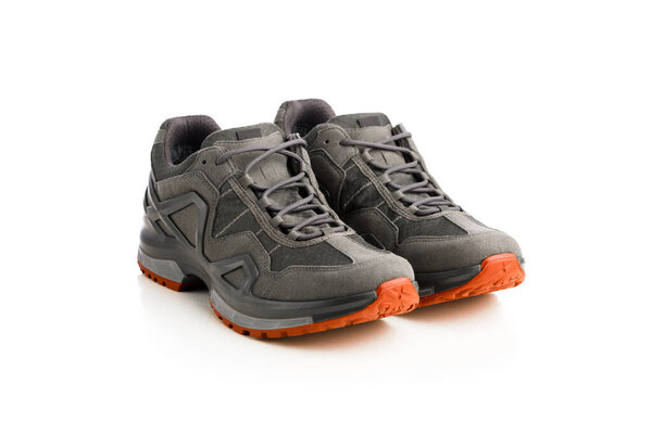 треккинговые кроссовки с красной подошвой, изолированные на белом